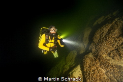 Taucher im Traunsee, dem tiefsten See auf Österreichische... by Martin Schrack 